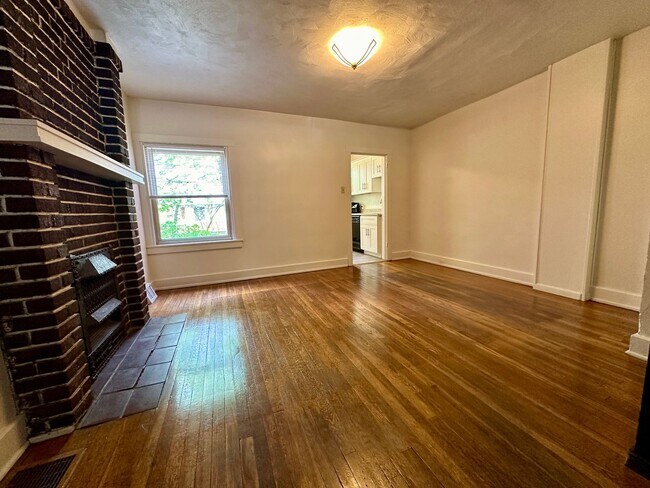 Building Photo - Perfect 3 BR Townhouse in Lovely Squirrel Hill Location! Private Backyard & MORE!! CALL TODAY!