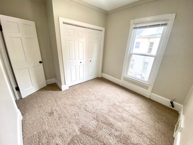 Building Photo - 612 1/2 E Chestnut St