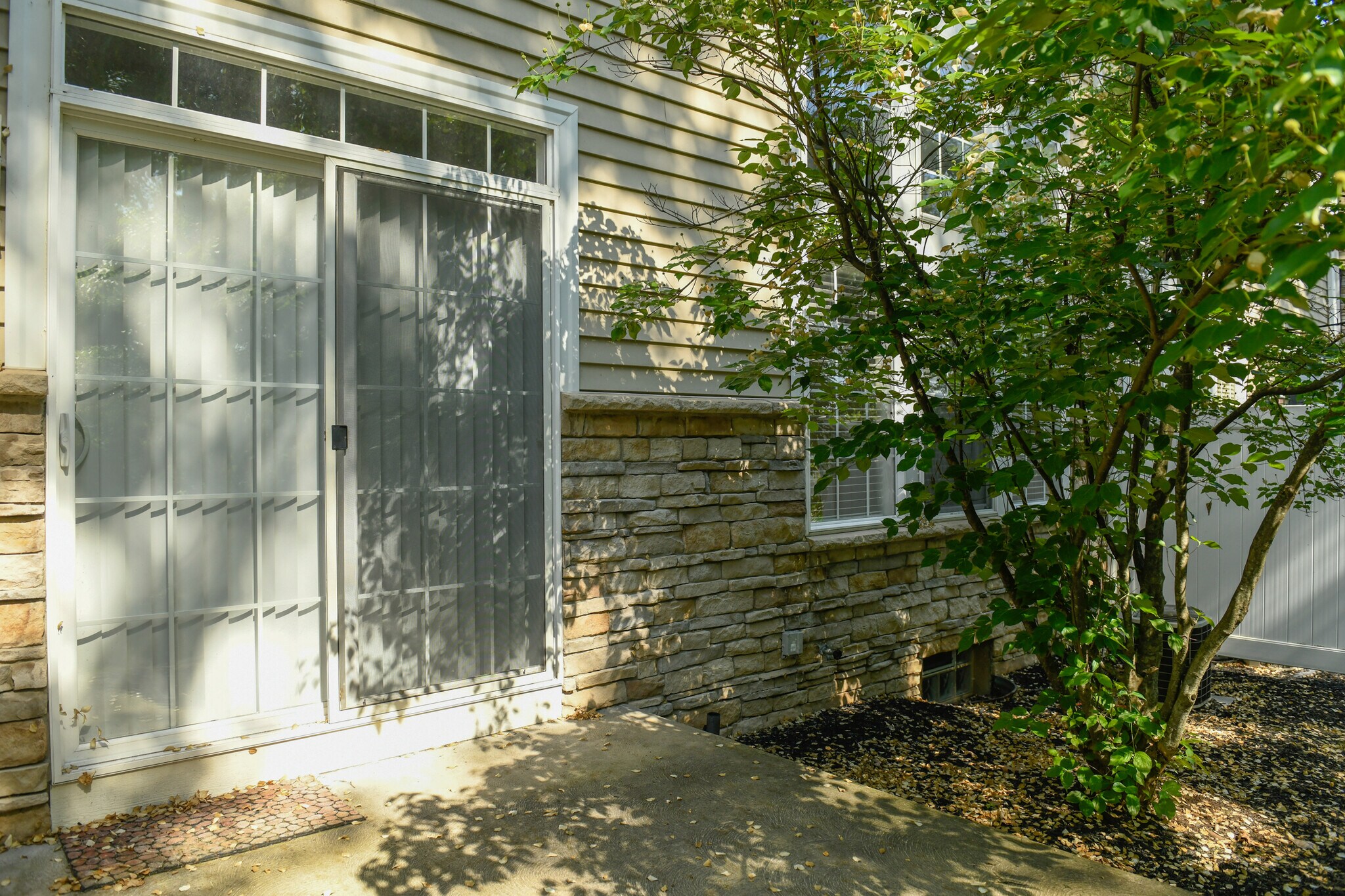 Building Photo - 5845 Crescent Ridge Dr