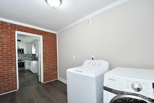 Building Photo - 266 Long St