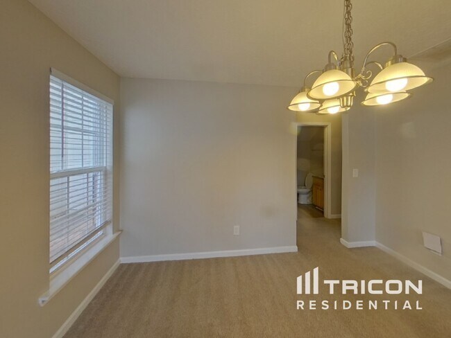 Building Photo - 9521 Lakeview Rd