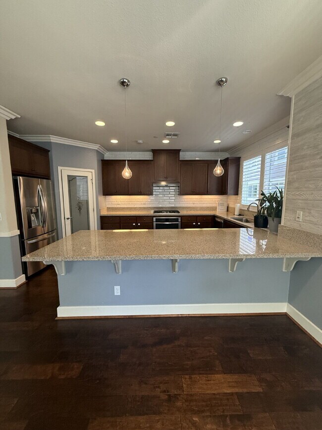 Building Photo - Gorgeous 4 Bed, 3.5 Bath End Unit Townhome in Perfect Dublin Location