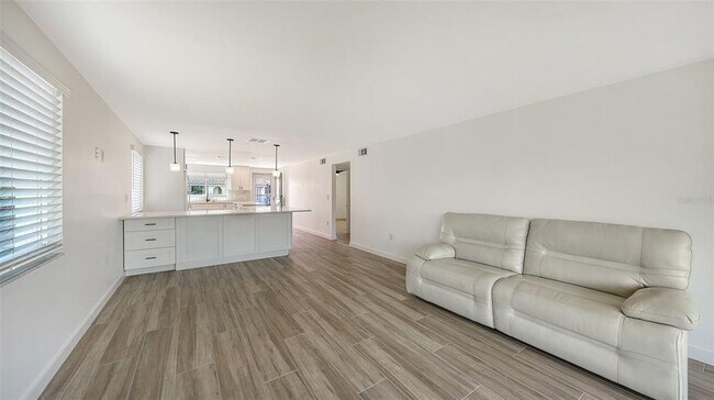 Building Photo - 909 Spanish Dr N