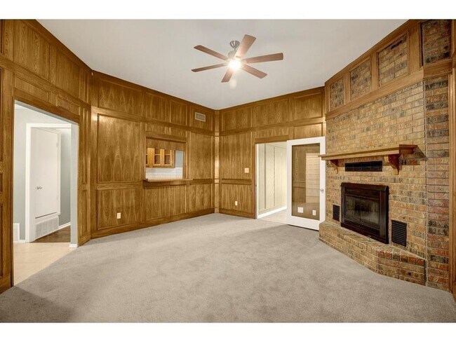 Building Photo - 100 Hacienda Dr