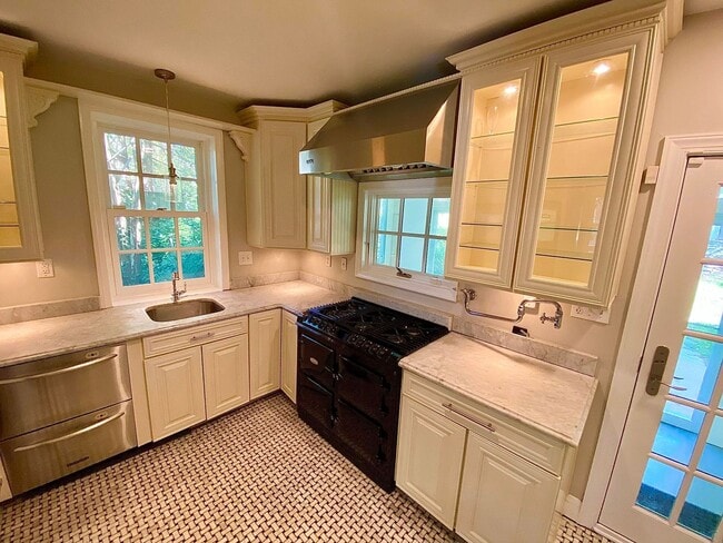Building Photo - Stunning 4 Bed/3.5 Bath Historic Home - Be...