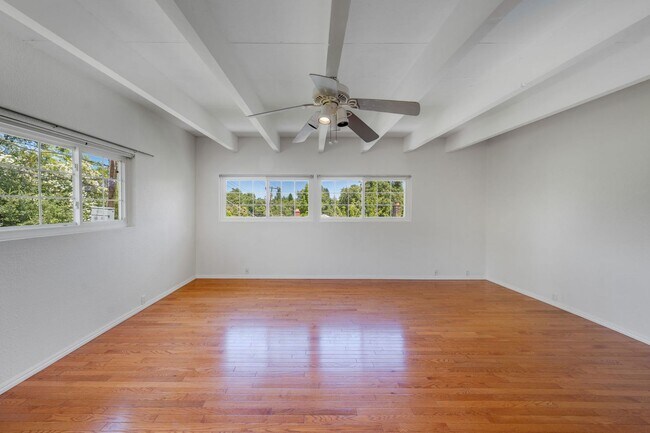 Building Photo - Private 2-Bedroom Fair Oaks Duplex with Gated Driveway & Garage!