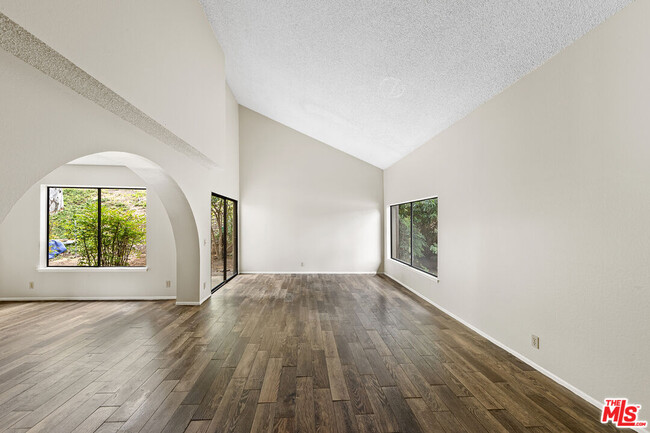 Building Photo - 780 Carriage Cir