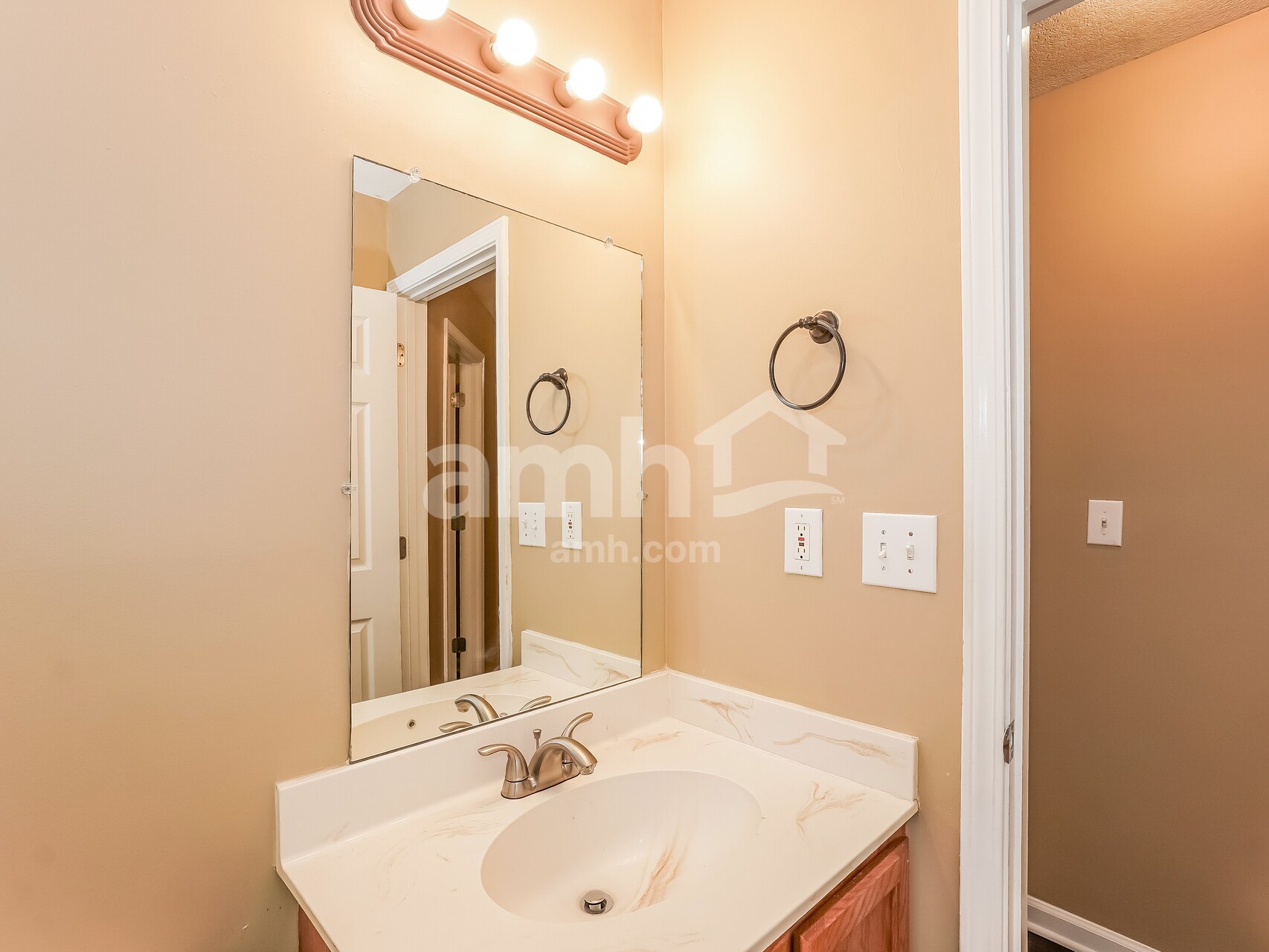 Building Photo - 1006 Hendricks Ct