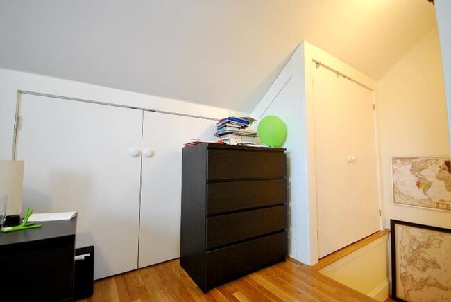 Building Photo - 2 Larose Pl