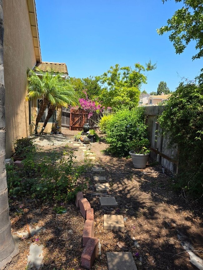 Building Photo - Spacious 4 bedroom 2.5 bath home with a hu...