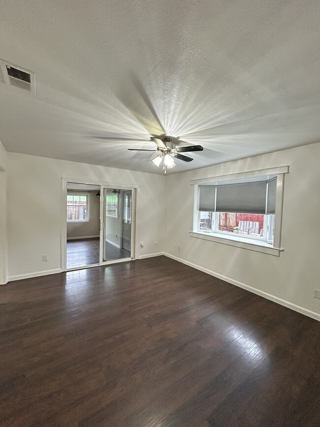 Building Photo - 461 Pamela Dr