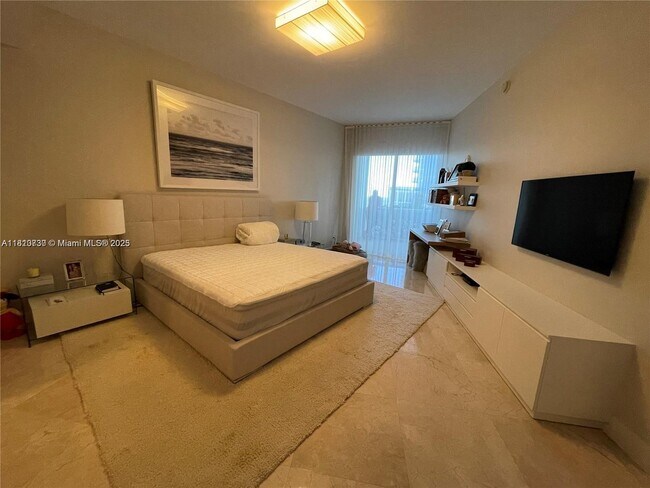 Building Photo - 15901 Collins Ave