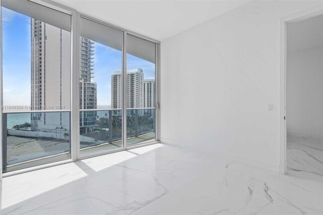 Building Photo - 17550 Collins Ave