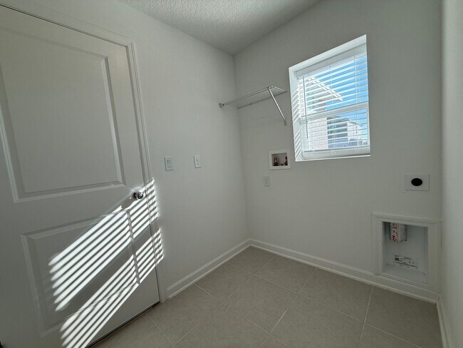 Building Photo - Beautiful 3 bedroom 2 bathroom house Lease Special!!!!