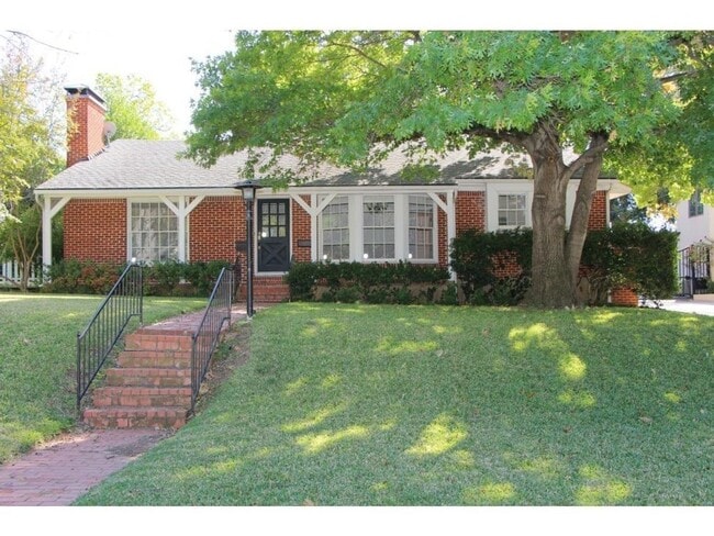 Primary Photo - Colonial Cottage