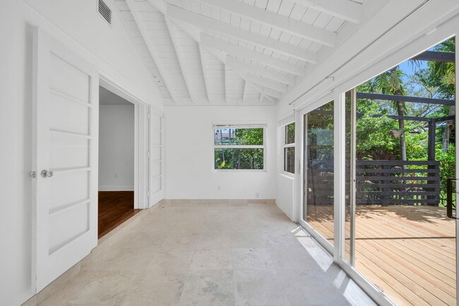 Building Photo - 4630 SW 12th St