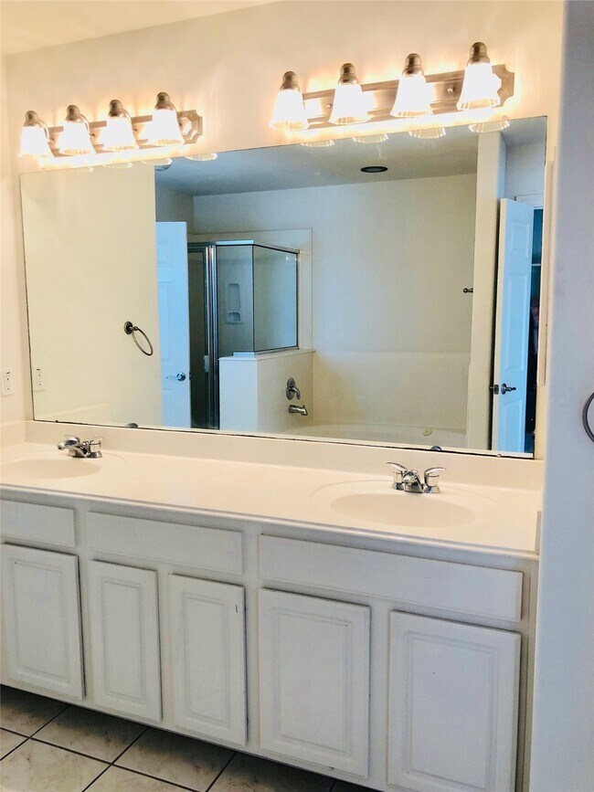 Building Photo - 2865 Westhollow Dr