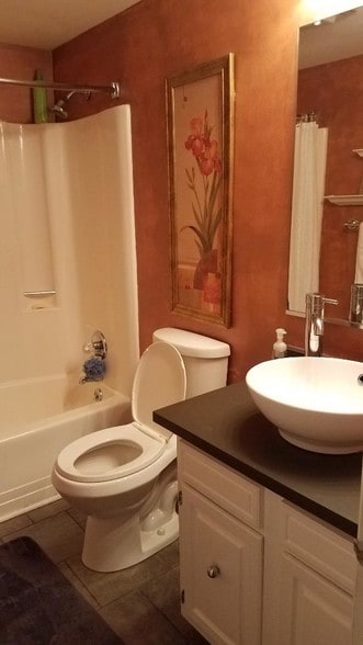 full bathroom - 605 Peach View Ln