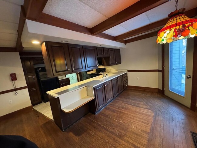 Building Photo - 116 W 2nd St