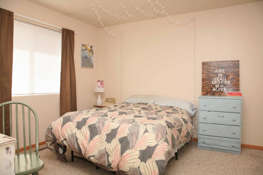 Master Bedroom - 2052 Glenmoor Dr