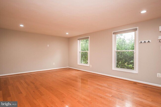 Building Photo - 9627 Locust Hill Dr