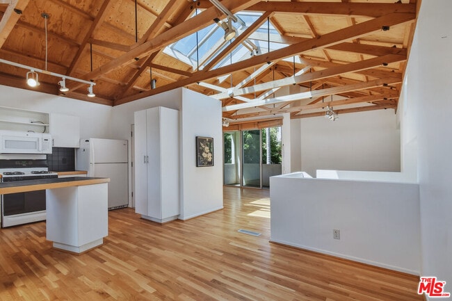 Building Photo - 656 Angelus Pl