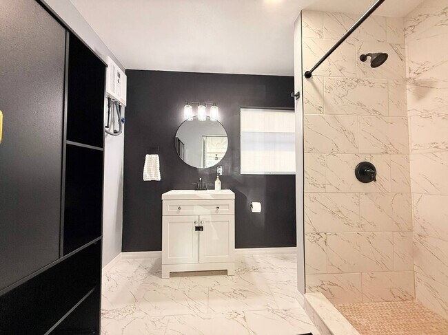 Building Photo - 904 15th St NE