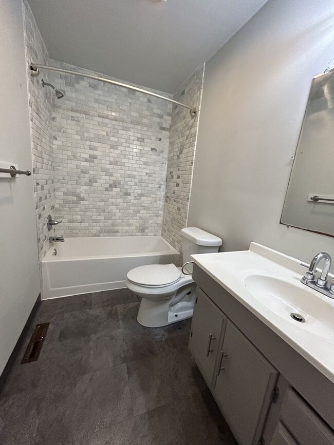 Building Photo - Beautiful 3 Bedroom/ 1.5 bath