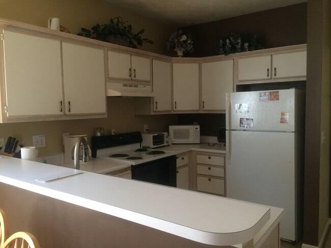 Building Photo - 2 Bed, 2 Bath Condo for Rent at River Oaks