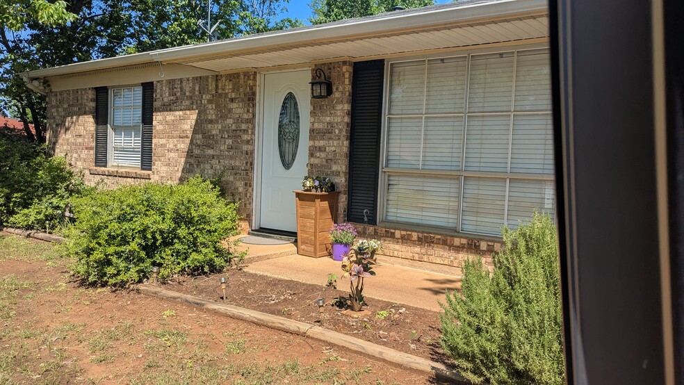 Building Photo - 1511 Milam Dr