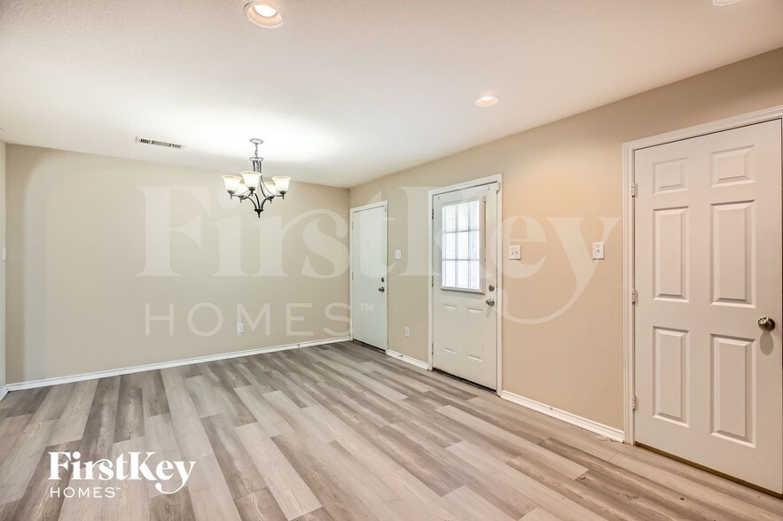 Building Photo - 1925 Cross Oaks Dr