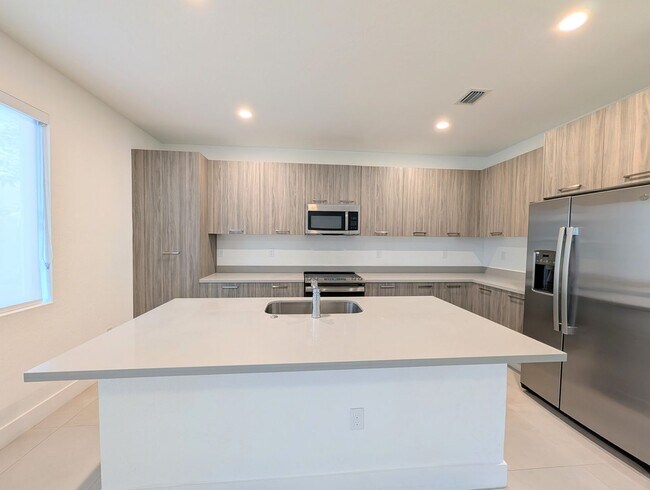 Building Photo - Spacious 3 Bedroom / 3.5 Bathroom Townhome for Rent – Miami