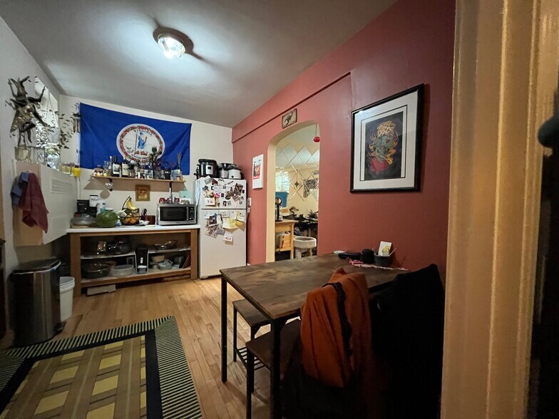 Building Photo - 1559 Beacon St