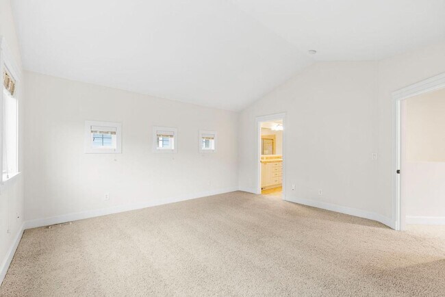 Building Photo - Elegant University Place Home with A/C, Tandem Garage, Office & Balcony Bedroom Near JBLM!