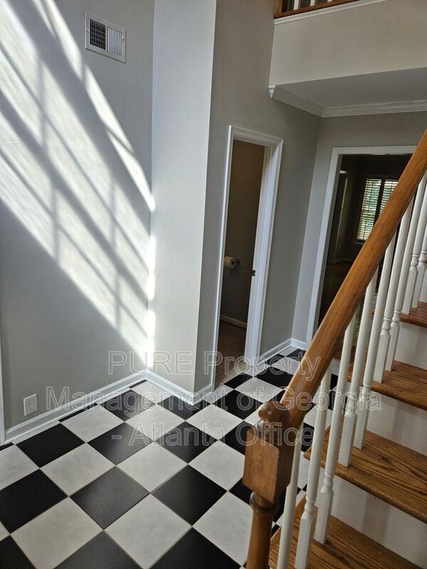 Building Photo - 582 Harcourt Pl SE