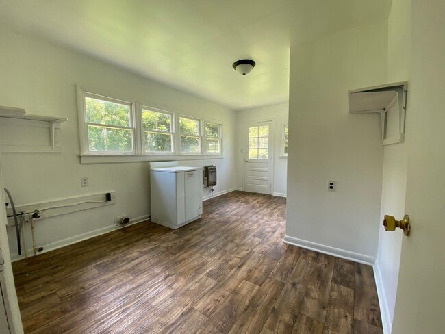 Building Photo - 3 Bedroom 1 Bath Available to Rent for $1,...
