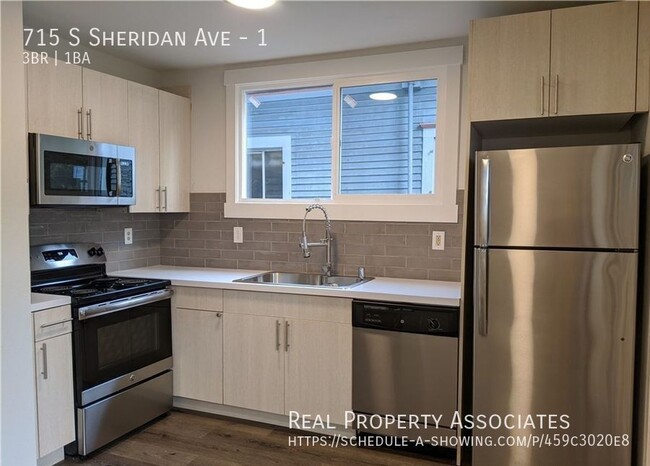 Building Photo - Spacious renovated 3 bedroom unit in the h...