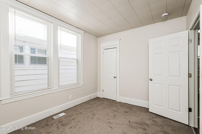 Building Photo - 218 S 41st St