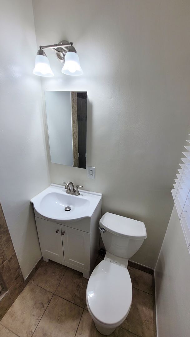 Building Photo - 3 Bed 2 Bath House Right Next To Disneyland! Available Now!