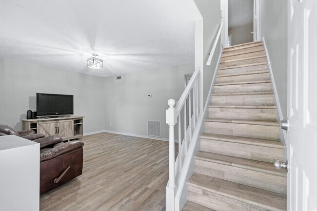 Building Photo - 715 Pine Dr