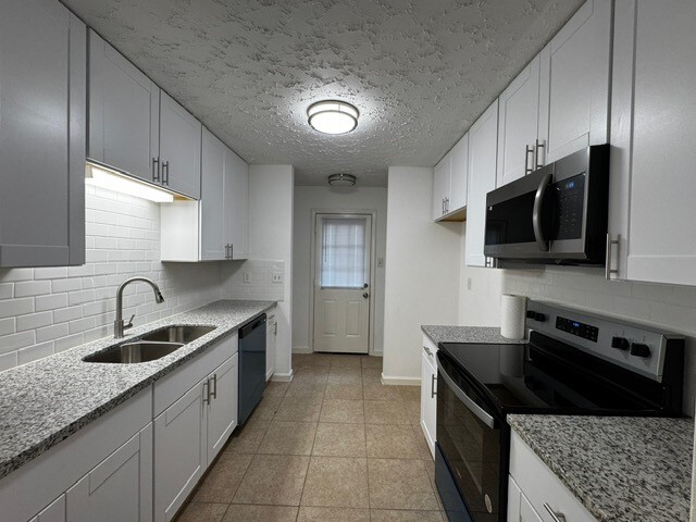 Building Photo - 16310 Meadowbrook Farm Rd