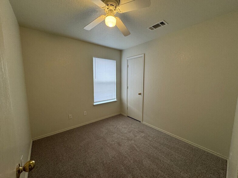 Building Photo - 196 Ryan Cir