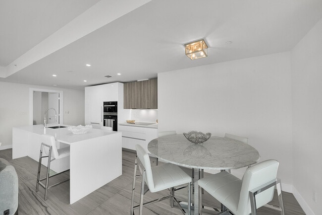 Building Photo - 730 N Ocean Blvd