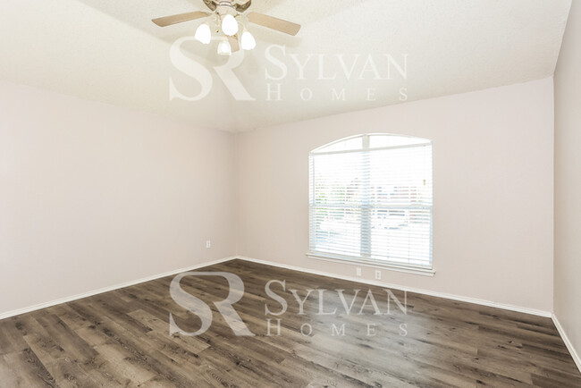 Building Photo - Make this spacious 4 Bd 2 Bath Yours Today