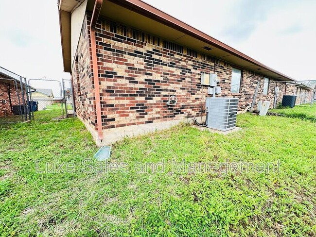 Building Photo - 522 Peppertree Ln