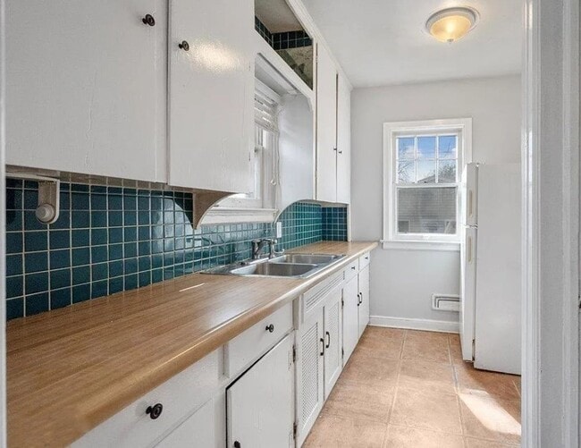 Building Photo - 3 Bedroom House with Large 2 Stall Garage ...