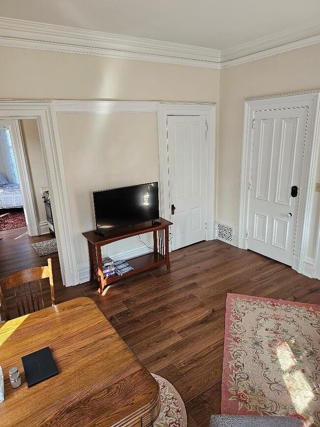 Building Photo - 936 Main St