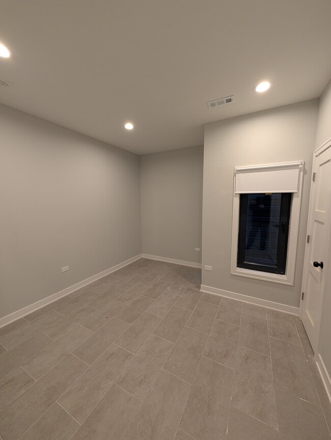 Building Photo - 5418 W Belmont Ave