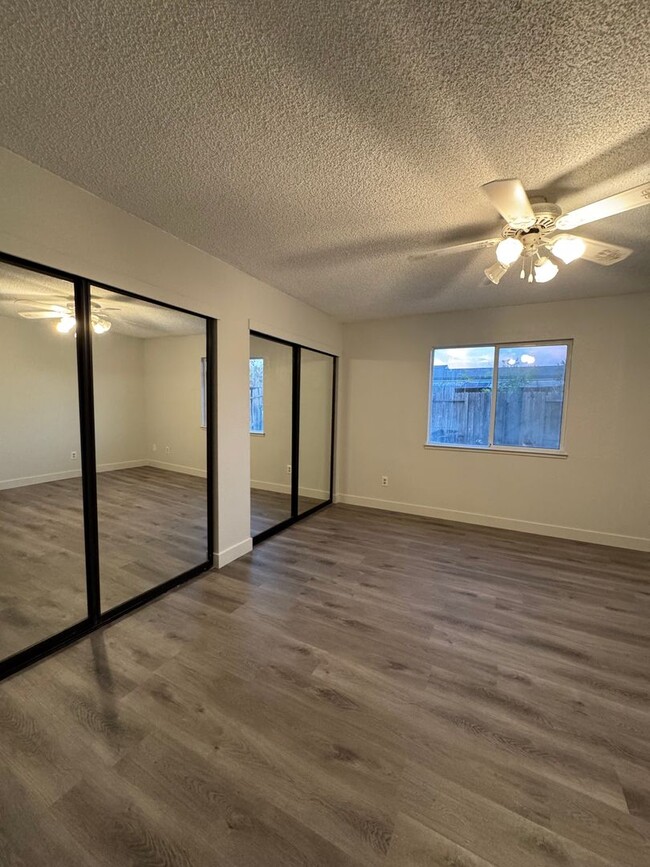 Building Photo - Newly Renovated Large Open Plan Home Avail...