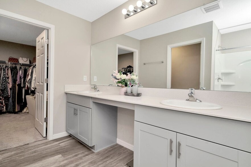 Building Photo - 12811 Twin Bridges Dr